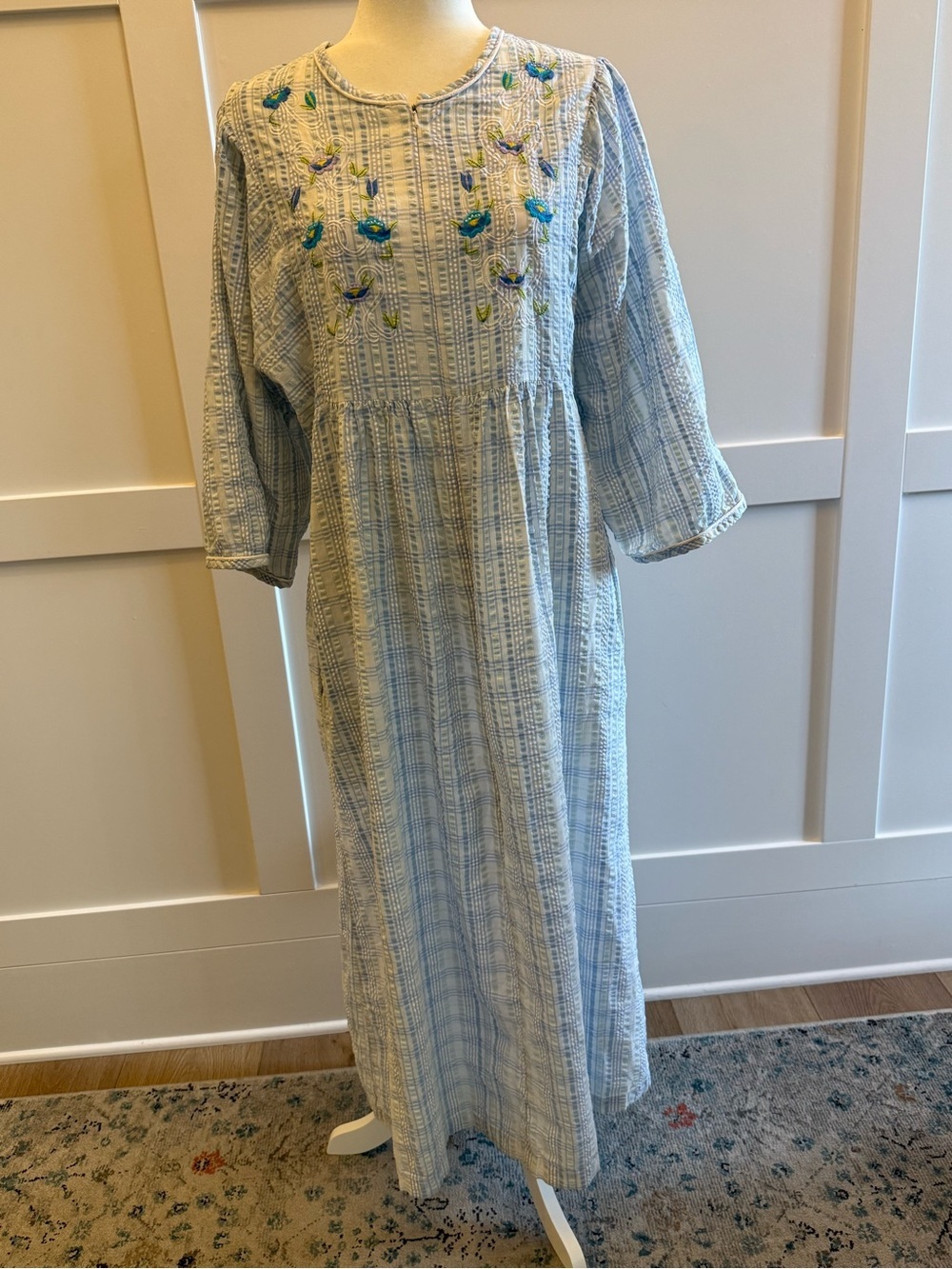 Vintage Stan Herman Blue Seersucker Embroidered Floral Housecoat Robe Zip Front